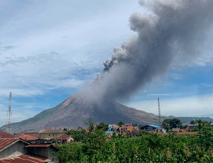 Sinabung Kembali Membara: Status Naik Jadi Siaga Setelah Muntahkan Abu 3,5 KM