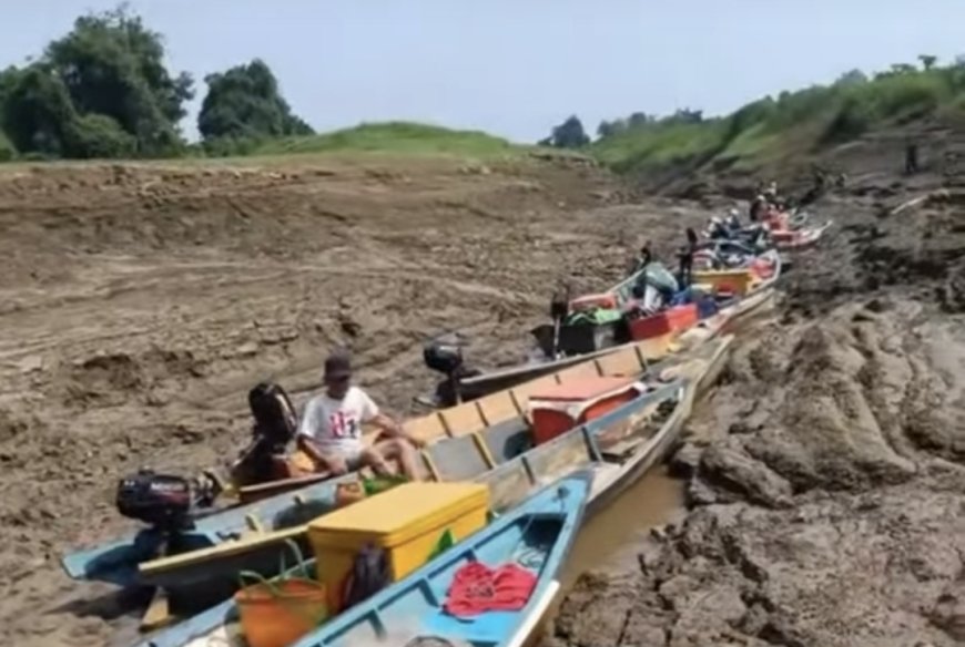 Warga Kapuas Hulu Gotong Royong Cangkul Danau Akibat Perahu Kandas Massal