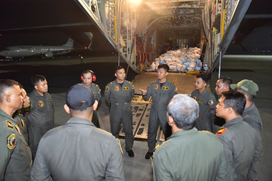 Dua Hercules TNI AU Kirim 27 Ton Bantuan untuk Korban Gempa NTT