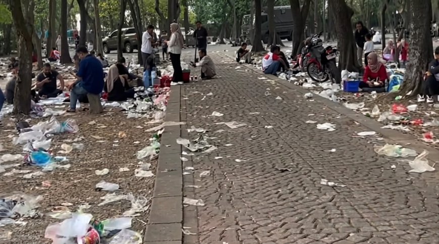 Ironi Monas: Pekik Merdeka yang Tenggelam di Lautan Sampah
