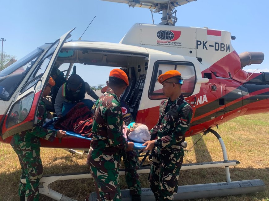 TNI AU dan BNPB Evakuasi Tiga Pasien Gempa NTT Melalui Udara