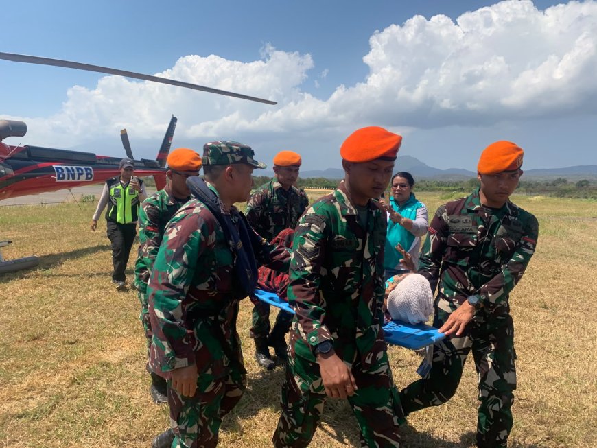 TNI AU dan BNPB Evakuasi Tiga Pasien Gempa NTT Melalui Udara