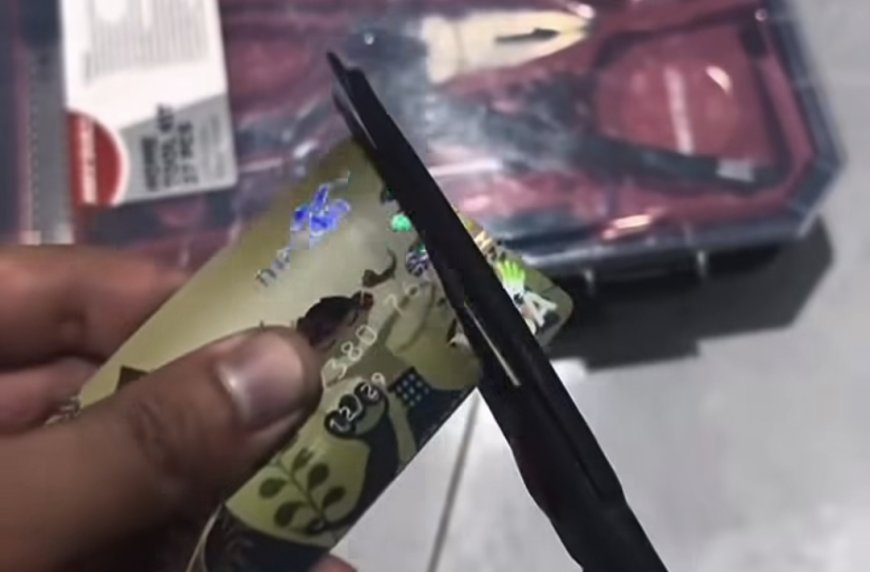 Imbas Pemblokiran Rekening Aktivis, Netizen Ramai-Ramai Gunting Kartu ATM Mandiri