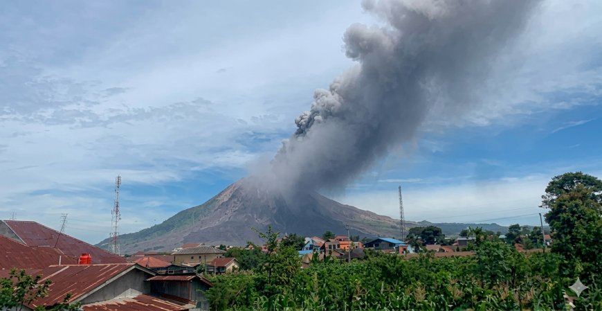 Sinabung Kembali Membara: Status Naik Jadi Siaga Setelah Muntahkan Abu 3,5 KM
