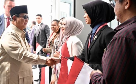 Sapaan Hangat Mahasiswa Indonesia Sambut Kedatangan Presiden Prabowo di Vladivostok
