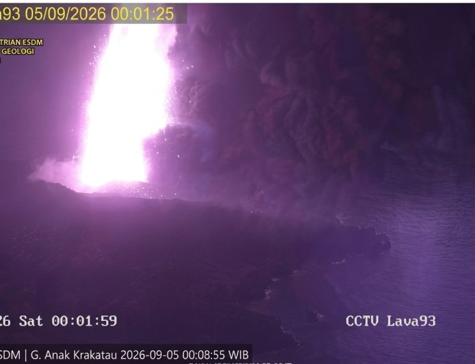 Gunung Anak Krakatau Semburkan ‘Air Mancur Lava’ 400 Meter, Kolom Abu Tembus 15 Km!