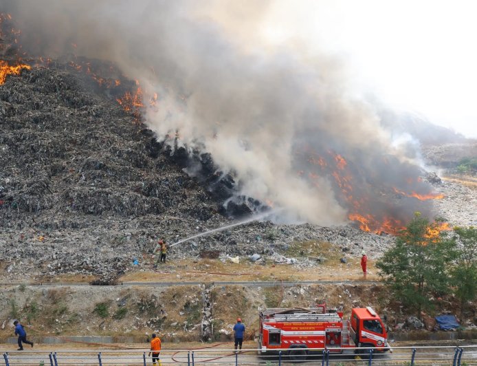 TPA Putri Cempo Terbakar Lagi: Sampah, Api dan Risiko yang Terus Diderita Warga