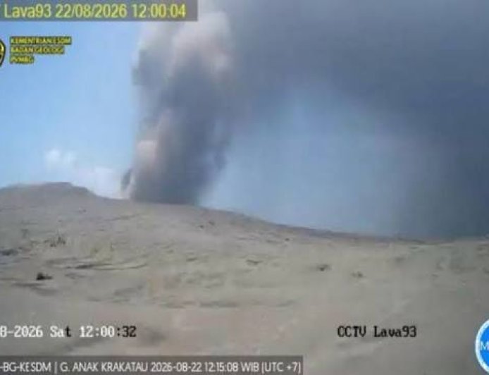 Abu Vulkanik Gunung Anak Krakatau Terpantau Sampai Bogor, Warga Diimbau Pakai Masker
