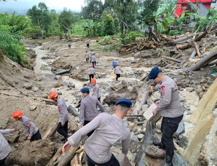 Galodo Menerjang Solok, Polri Kerahkan SAR Mapolres Jadi Tempat Pengungsian