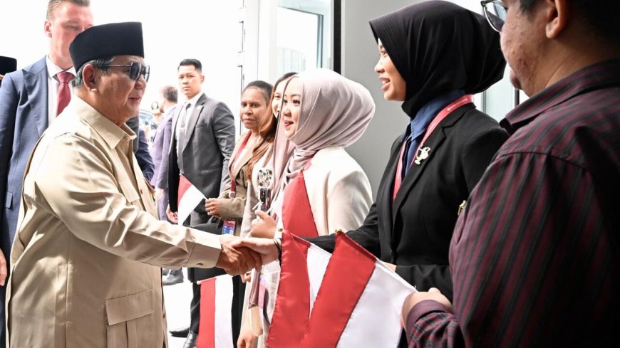 Sapaan Hangat Mahasiswa Indonesia Sambut Kedatangan Presiden Prabowo di Vladivostok