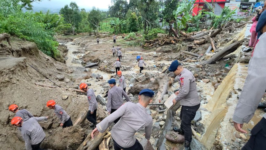 Galodo Menerjang Solok, Polri Kerahkan SAR Mapolres Jadi Tempat Pengungsian