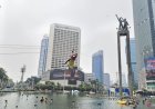 Polisi Evakuasi Enam Aktivis Greenpeace dari Puncak Monumen Bundaran HI