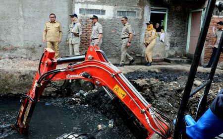 Tinjau Pengerukan Anak Kali Krukut, Gubernur Pramono Minta Warga Hilangkan Kebiasaan Buang Sampah di Sungai