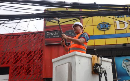 Naik Skylift, Tri Adhianto Potong Kabel Udara Targetkan Penataan Ducting 3 Tahun Selesai