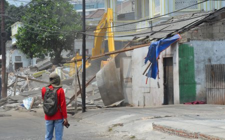 Pemkot Bekasi Bongkar Bangunan Liar yang Berdiri di Atas Daerah Aliran Sungai (DAS)