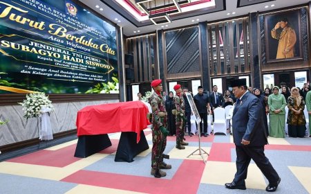 Prabowo Beri Penghormatan Terakhir kepada Almarhum Subagyo H. S. di Mabesad