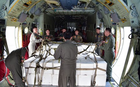 Dua Hercules TNI AU Angkut 9,6 Ton Bahan OMC untuk Hadapi Karhutla di Kalimantan