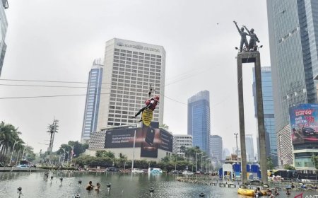 Polisi Evakuasi Enam Aktivis Greenpeace dari Puncak Monumen Bundaran HI