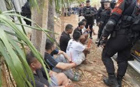 125 Personel Polisi Gerebek Kampung Ambon, Sita Sabu hingga Senjata Tajam Disita