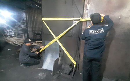 Tegakkan Aturan Lingkungan, Gakkum DLH Kota Bekasi Segel Pabrik Arang di Sumur Batu