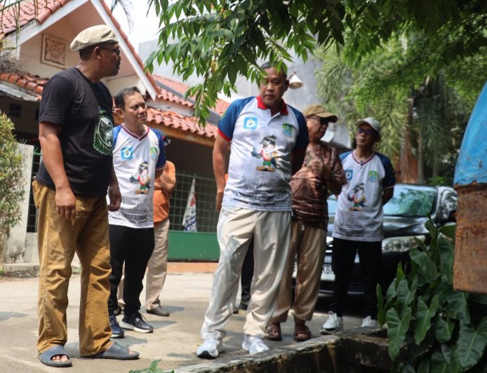 Dapati Laporan Warga, Tri Adhianto Cek Penyempitan Saluran Air di Perumahan Mandosi Permai Jatiluhur
