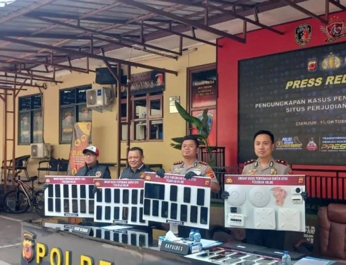 Polres Cianjur Bongkar Markas Judi Online di Vila, 9 Operator Ditangkap