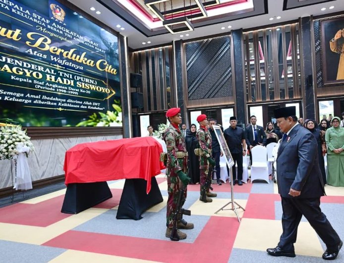 Prabowo Beri Penghormatan Terakhir kepada Almarhum Subagyo H. S. di Mabesad