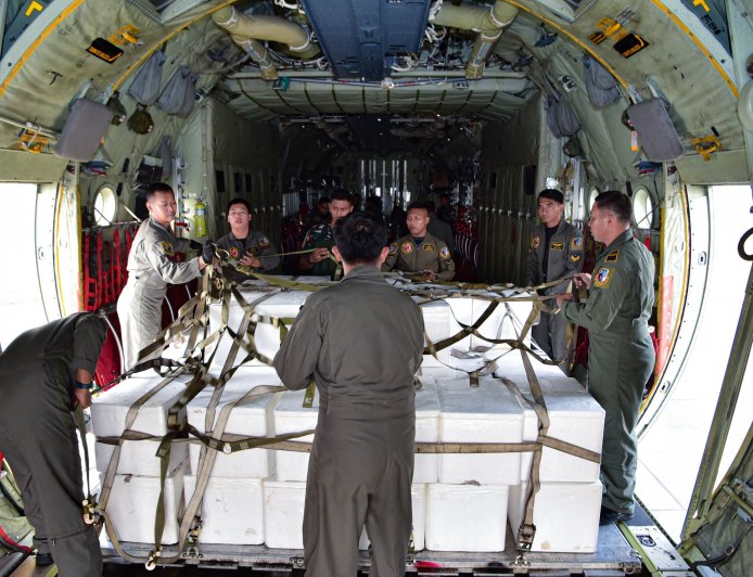 Dua Hercules TNI AU Angkut 9,6 Ton Bahan OMC untuk Hadapi Karhutla di Kalimantan