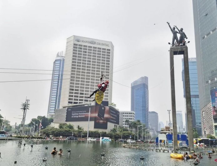 Polisi Evakuasi Enam Aktivis Greenpeace dari Puncak Monumen Bundaran HI