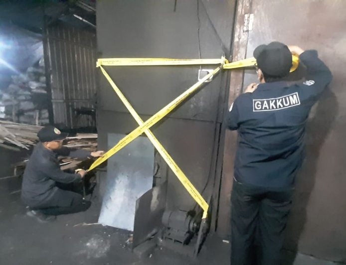 Tegakkan Aturan Lingkungan, Gakkum DLH Kota Bekasi Segel Pabrik Arang di Sumur Batu