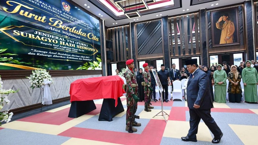 Prabowo Beri Penghormatan Terakhir kepada Almarhum Subagyo H. S. di Mabesad