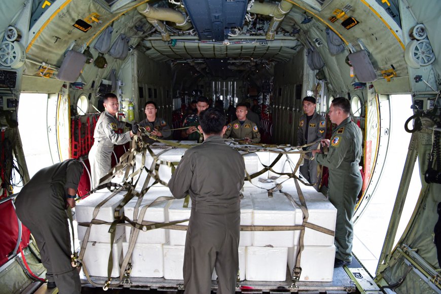 Dua Hercules TNI AU Angkut 9,6 Ton Bahan OMC untuk Hadapi Karhutla di Kalimantan