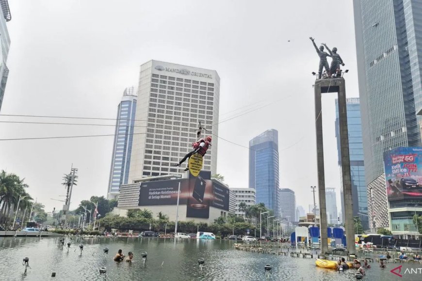 Polisi Evakuasi Enam Aktivis Greenpeace dari Puncak Monumen Bundaran HI