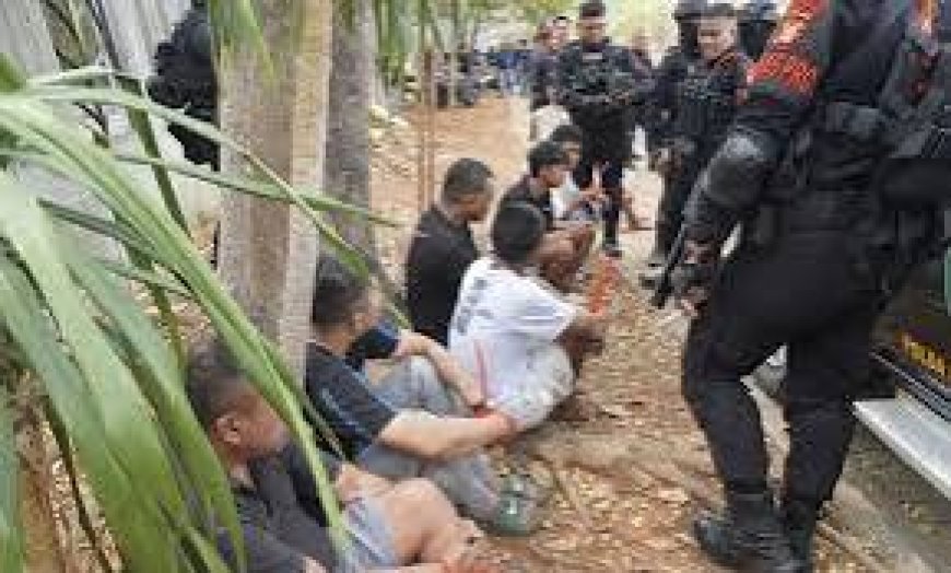 125 Personel Polisi Gerebek Kampung Ambon, Sita Sabu hingga Senjata Tajam Disita