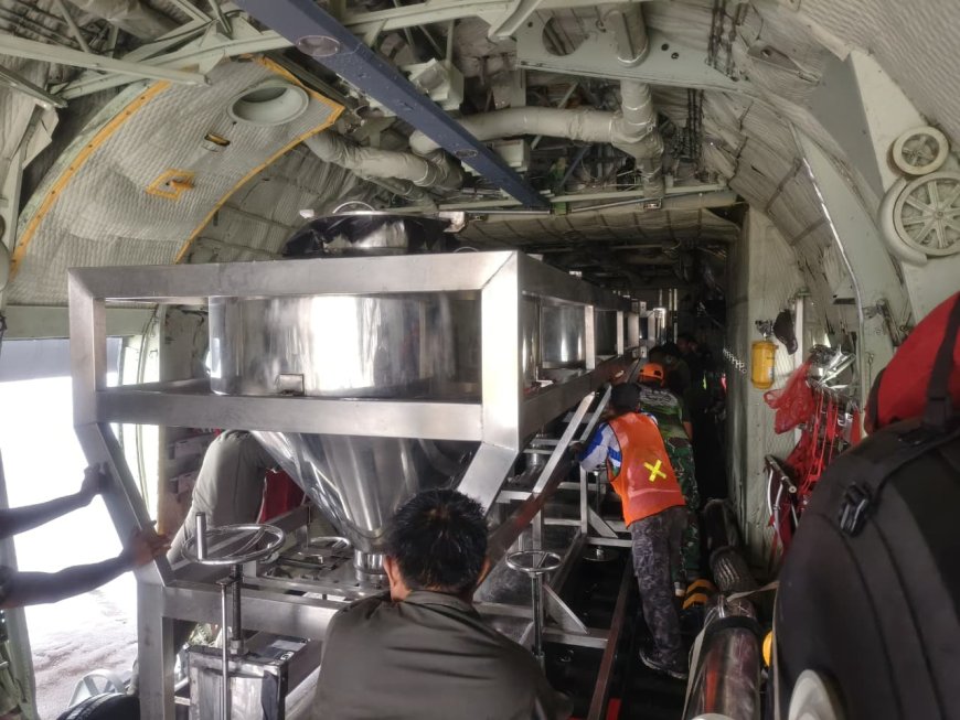 42 Ton Garam Disemai, TNI AU Percepat Penanggulangan Karhutla di Sumsel