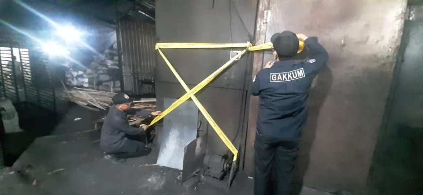 Tegakkan Aturan Lingkungan, Gakkum DLH Kota Bekasi Segel Pabrik Arang di Sumur Batu